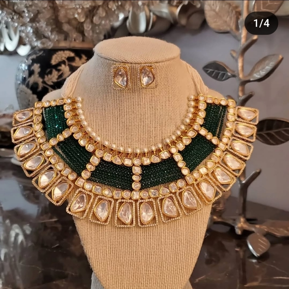 Elegant Green and Gold Necklace Set